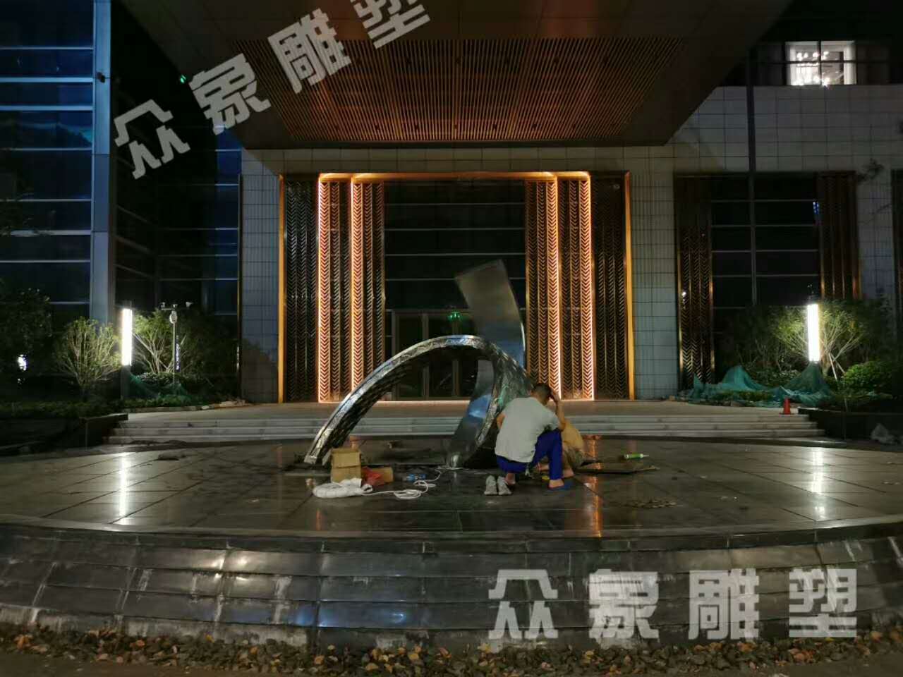 龍鱗燈光雕塑1.jpg
